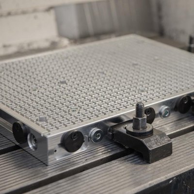 Vakuová upínací deska mřížka 12,5 mm 400x400 mm AMF - obrázek